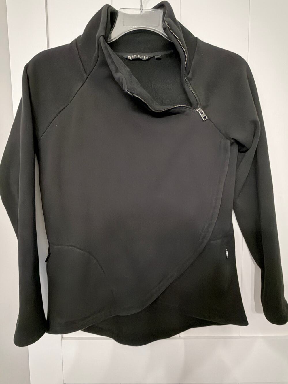 Athleta Cozy Karma Asymmetric Pullover in black sz XS